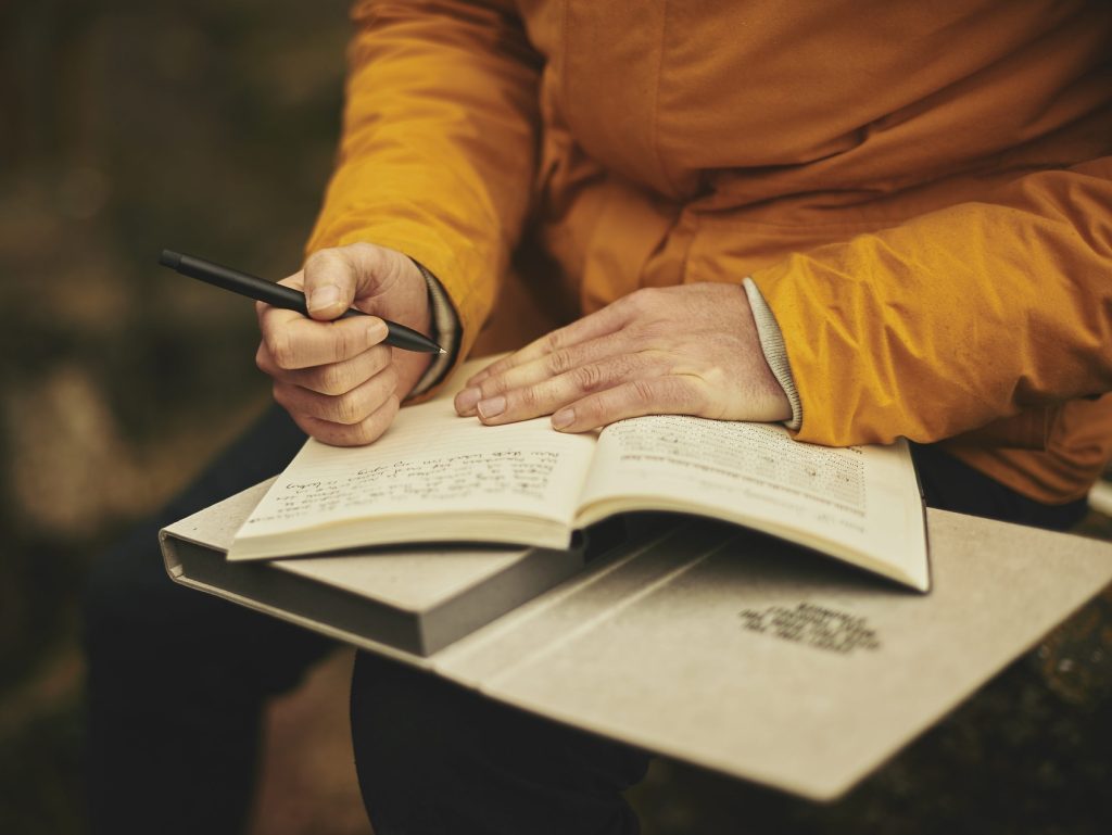 personne écrivant, atelier d'écriture